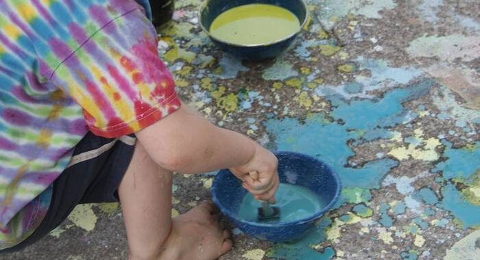 Make sidewalk paint and create big art with kids - from Moon & Hare Studio